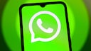 Smartphone mit WhatsApp-Logo