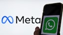 Smartphone mit WhatsApp-Logo im Vordergrund. Im Hintergrund das Meta-Logo.