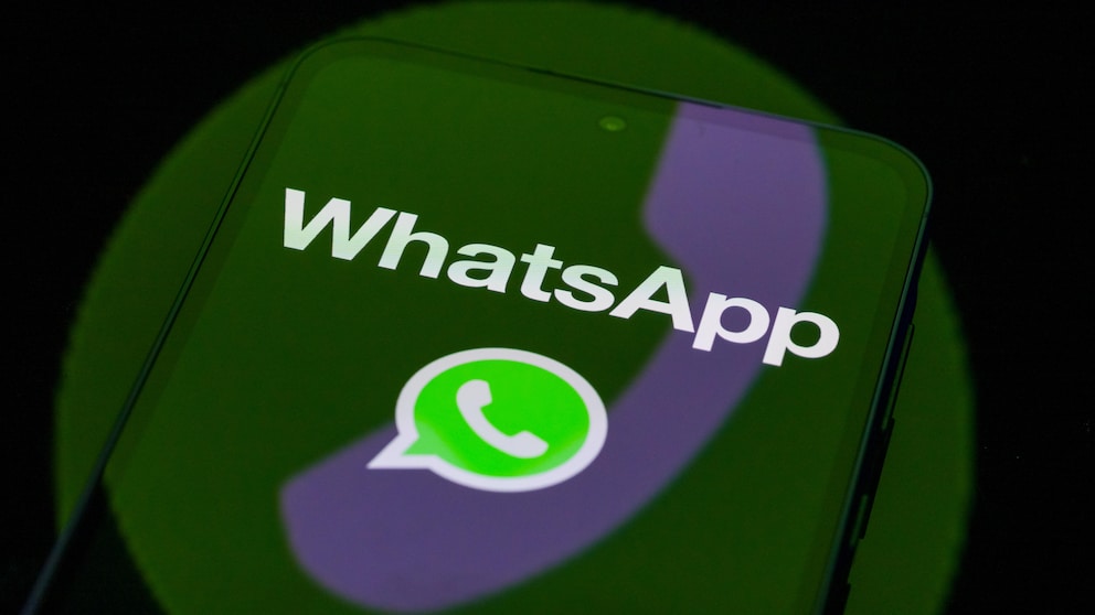 Smartphone mit WhatsApp-Logo.