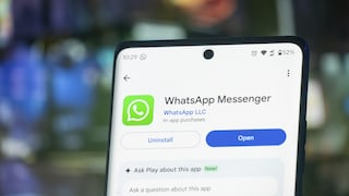 Smartphone mit dem Google Play Store Eintrag von WhatsApp Messanger