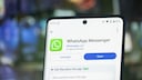 Smartphone mit dem Google Play Store Eintrag von WhatsApp Messanger