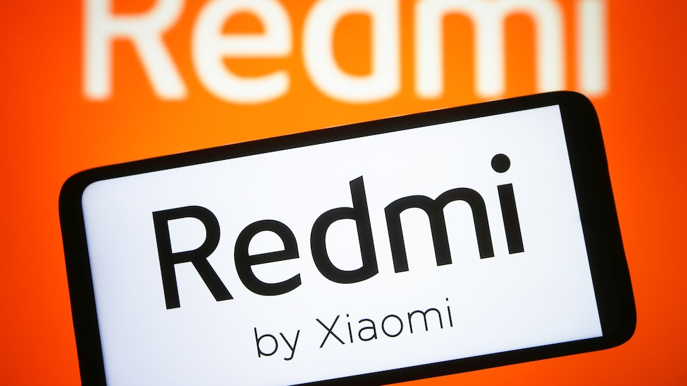 Smartphone mit Xiaomi Redmi-Logo.