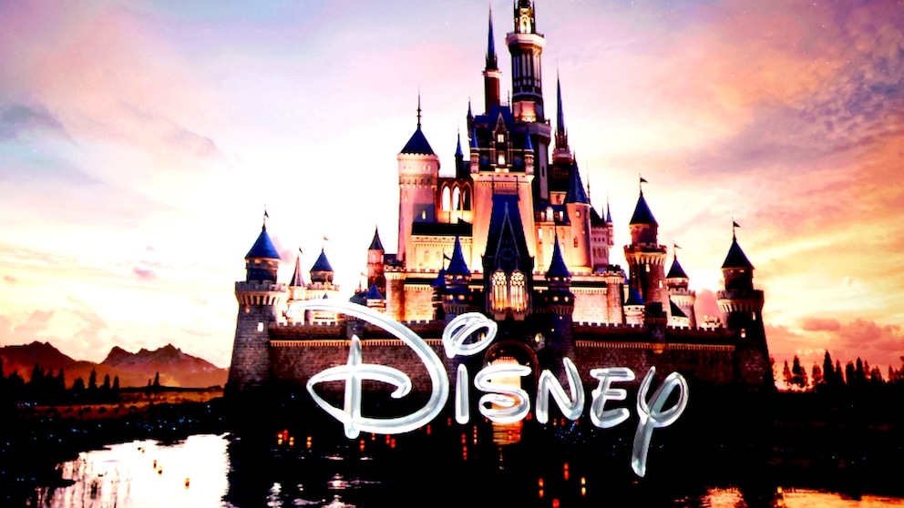 Das Disney-Schloss-Intro auf einer Leinwand
