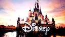 Das Disney-Schloss-Intro auf einer Leinwand
