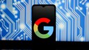Smartphone mit Google-Logo