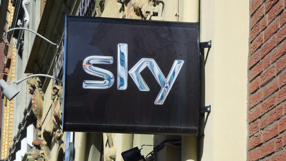 Das Sky-Logo auf einem Schild an einem Gebäude
