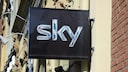 Das Sky-Logo auf einem Schild an einem Geb&auml;ude