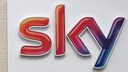 Sky-Logo an einer Hausfassade
