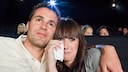 Junges Paar im Kino schaut traurigen Film und weint