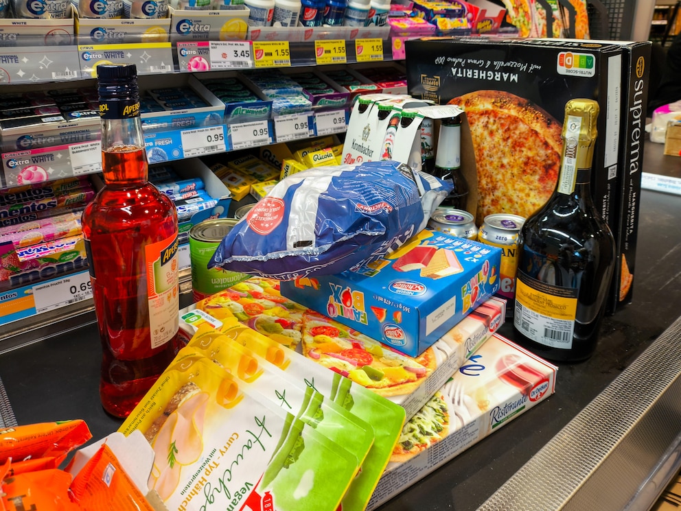 Zwei stehende Glasflaschen, ein Berg aus Produkten und AUFRECHT stehende Pizzen? Es gibt Bilder die l&ouml;sen in mir PTSD aus, dieses geh&ouml;rt dazu. Mein Therapeut kennt dieses Bild. Was ist falsch mit manchen Kunden?