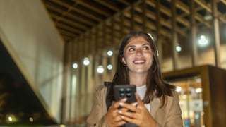 Lächelnde Frau mit Smartphone in den Händen