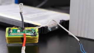 Forscher aus Kiel haben ein neuartiges Kommunikationssystem für Batterien entwickelt. Die Technologie soll es Akkus ermöglichen, wichtige Zustandsdaten direkt aus ihrem Inneren zu übermitteln – und dabei Kosten sowie Platz sparen.