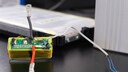 Forscher aus Kiel haben ein neuartiges Kommunikationssystem f&uuml;r Batterien entwickelt. Die Technologie soll es Akkus erm&ouml;glichen, wichtige Zustandsdaten direkt aus ihrem Inneren zu &uuml;bermitteln &ndash; und dabei Kosten sowie Platz sparen.