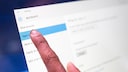 Nahaufnahme eines Fingers, der auf einem Bildschirm in den Windows-Einstellungen den Bereich &bdquo;Sign-in options&ldquo; unter &bdquo;Accounts&ldquo; ber&uuml;hrt