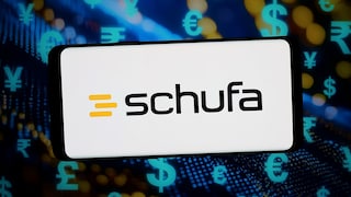 Viele Verbraucher gehen davon aus, dass erledigte Schufa-Einträge nach einer gewissen Zeit endgültig gelöscht werden. Recherchen von NDR und Süddeutscher Zeitung legen nun nahe, dass die Auskunftei zusätzlich umfangreiche historische Datensätze speichert – eine Praxis, die unter Datenschützern umstritten ist.