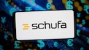 Viele Verbraucher gehen davon aus, dass erledigte Schufa-Eintr&auml;ge nach einer gewissen Zeit endg&uuml;ltig gel&ouml;scht werden. Recherchen von NDR und S&uuml;ddeutscher Zeitung legen nun nahe, dass die Auskunftei zus&auml;tzlich umfangreiche historische Datens&auml;tze speichert &ndash; eine Praxis, die unter Datensch&uuml;tzern umstritten ist.