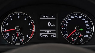 Das Kraftfahrtbundesamt bittet 200.000 Fahrzeughalter um den Tachostand