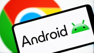 Smartphone mit Android-Logo, im Hintergrund das Google-Logo.