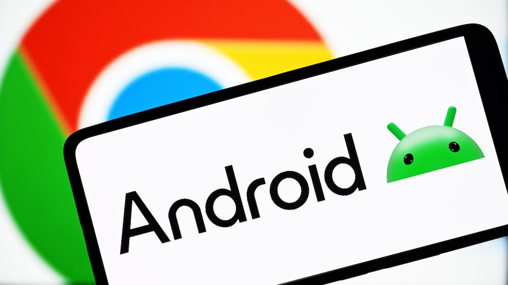 Smartphone mit Android-Logo, im Hintergrund das Google-Logo.