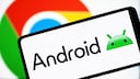 Smartphone mit Android-Logo, im Hintergrund das Google-Logo.