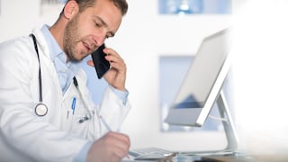 Man denkt, man telefoniert mit einem Arzt, doch am anderen Ende sitzen Betrüger