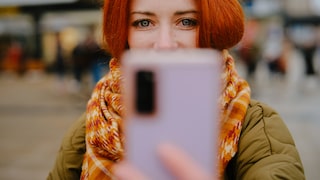 Frau macht Selfie mit Smartphone