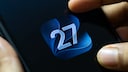 iOS-27-Logo auf iPhone-Bildschirm, Finger ber&uuml;hren Display