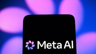 Logo von Meta AI auf einem schwarzen Smartphone-Display vor unscharfem blau-violetten Hintergrund mit leuchtenden Lichtflächen