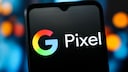 Nahaufnahme eines Smartphones mit dem farbigen Google-Logo und dem Schriftzug &bdquo;Pixel&ldquo; auf schwarzem Display. Das Ger&auml;t ist vor einem unscharfen Hintergrund mit blauen und orangefarbenen Lichtpunkten fotografiert. Das Bild steht stellvertretend f&uuml;r die Google-Pixel-Smartphones und Themen wie Google Pixel 11, Preise, Speicheroptionen, Android-Smartphones und neue Pixel-Modelle.