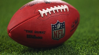 Das Bild zeigt einen American-Football mit gut sichtbarem NFL-Logo auf einem Rasenplatz. Der Ball liegt im Vordergrund, während der Hintergrund unscharf gehalten ist. Damit passt das Motiv thematisch zu einem Artikel über die neuen TV-Rechte der NFL.