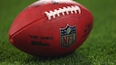 Das Bild zeigt einen American-Football mit gut sichtbarem NFL-Logo auf einem Rasenplatz. Der Ball liegt im Vordergrund, w&auml;hrend der Hintergrund unscharf gehalten ist. Damit passt das Motiv thematisch zu einem Artikel &uuml;ber die neuen TV-Rechte der NFL.