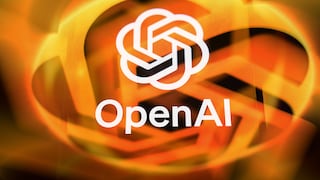 OpenAI-Logo in Weiß vor einem unscharfen Hintergrund aus orangefarbenen und gelben Lichtbändern. Unter dem Logo steht der Schriftzug „OpenAI“ in weißer Schrift. Die Aufnahme ist von warmen Orangetönen geprägt und wirkt durch die starke Unschärfe im Hintergrund abstrakt.