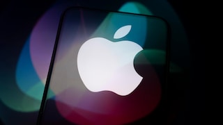 Apple-Logo mit Siri-Farben überlagert