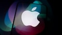 Apple-Logo mit Siri-Farben &uuml;berlagert