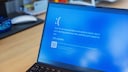 Windows-Laptop mit Blue Screen of Death