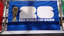 Alt-Text: Blaues Schild zur FIFA World Cup 2026 mit gro&szlig;em wei&szlig;en Schriftzug &bdquo;26&ldquo;, dem goldenen WM-Pokal und dem Text &bdquo;FIFA World Cup 2026&ldquo; in einer &uuml;berdachten Halle.