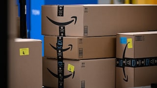 Mehrere Amazon-Pakete gestapelt