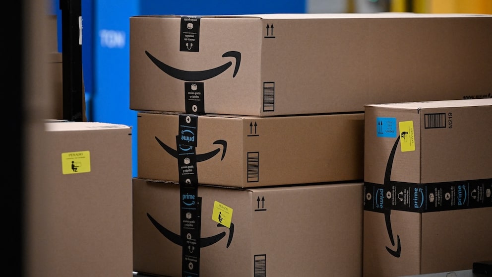 Mehrere Amazon-Pakete gestapelt