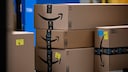 Mehrere Amazon-Pakete gestapelt