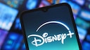 Disney+-Logo auf einem Smartphone