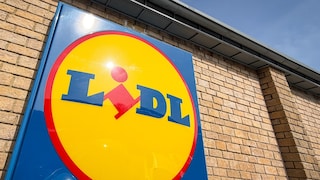 Lidl-Logo an einem Gebäude
