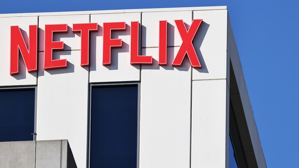 Netflix-Logo an einer Gebäudefassade