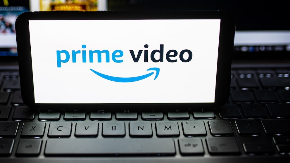 Logo für Amazon Prime Video auf einem Smartphone, das auf einem Laptop steht
