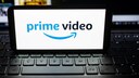 Logo f&uuml;r Amazon Prime Video auf einem Smartphone, das auf einem Laptop steht
