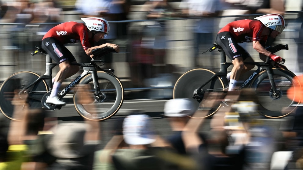Das Team Lotto-Intermarché bei der ersten Etappe der Tour de France 2026