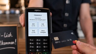 Wer bislang nur im Restaurant oder beim Friseur nach Trinkgeld gefragt wurde, könnte bald auch beim Einkauf im Modegeschäft damit konfrontiert werden. Erste Händler testen entsprechende Funktionen bereits an ihren Kartenterminals.