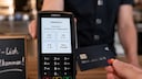 Wer bislang nur im Restaurant oder beim Friseur nach Trinkgeld gefragt wurde, k&ouml;nnte bald auch beim Einkauf im Modegesch&auml;ft damit konfrontiert werden. Erste H&auml;ndler testen entsprechende Funktionen bereits an ihren Kartenterminals.