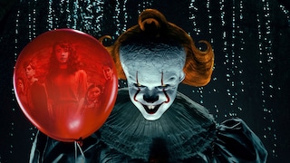 Clown Pennywise schaut direkt grinsend in die Kamera