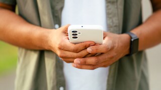 Mann hält Smartphone in den Händen
