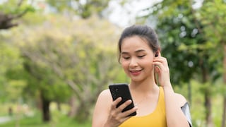Frau mit Kopfhörern und Smartphone